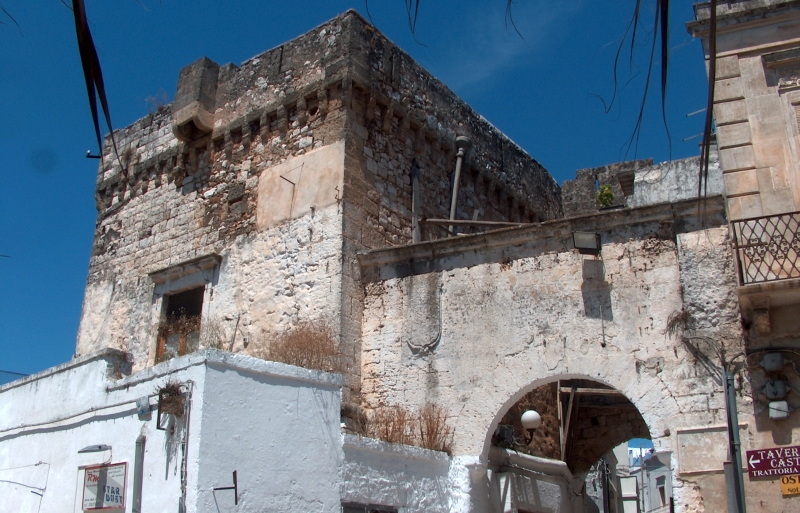 Carovigno. Antica Porta Brindisi e torre quadrata