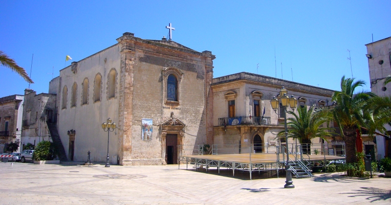 Carovigno. Chiesa del Carmine nella piazza principale