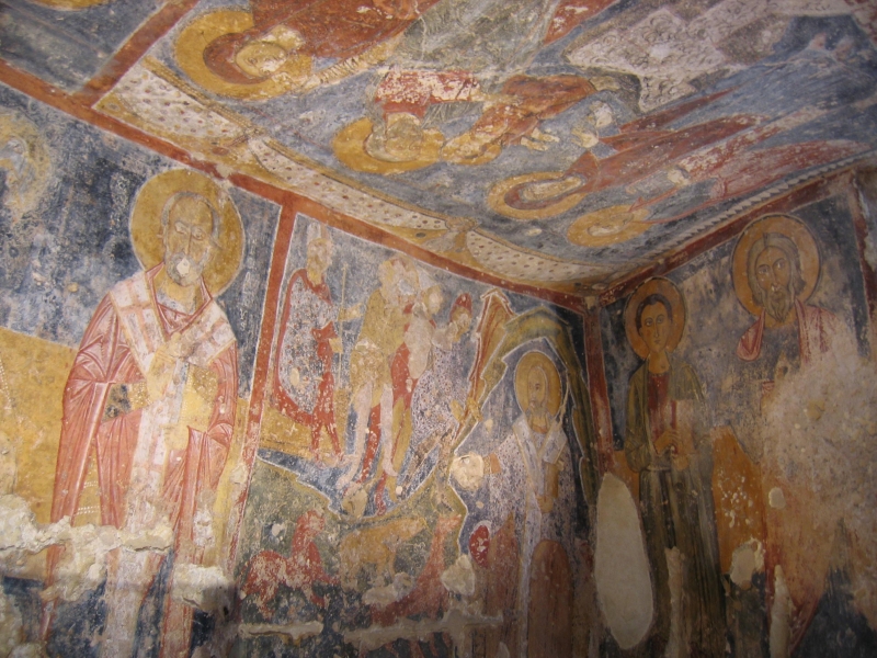 Cripta di San Biagio. Angolo affrescato con a destra i SS Andrea e Giovanni