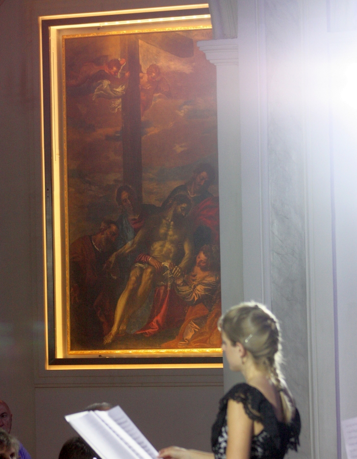 Il dipinto durante un concerto di musica barocca nella chiesa dell'Annunziata