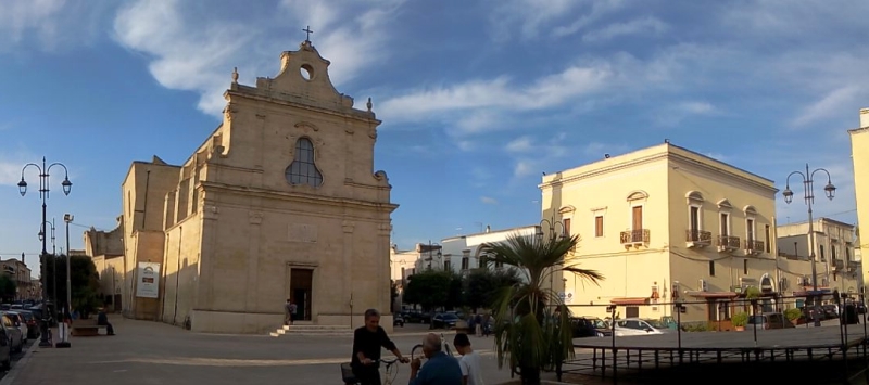 Erchie, piazza principale e Santuario di Santa Lucia