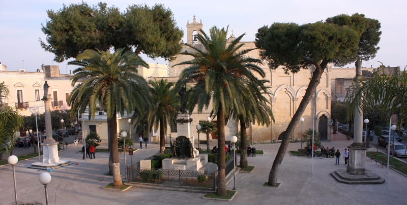 Erchie, piazzetta con Monumento ai Caduti e facciata posteriore della chiesa di Santa Lucia