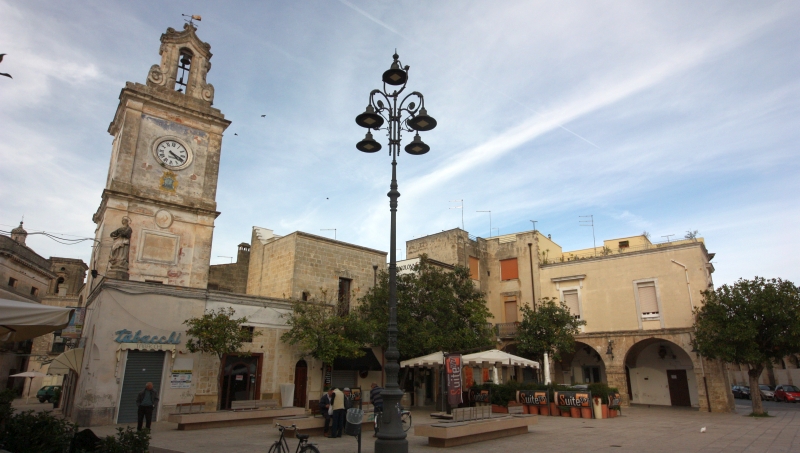 Francavilla Fontana. Piazza Umberto I con la Torre dell'orologio