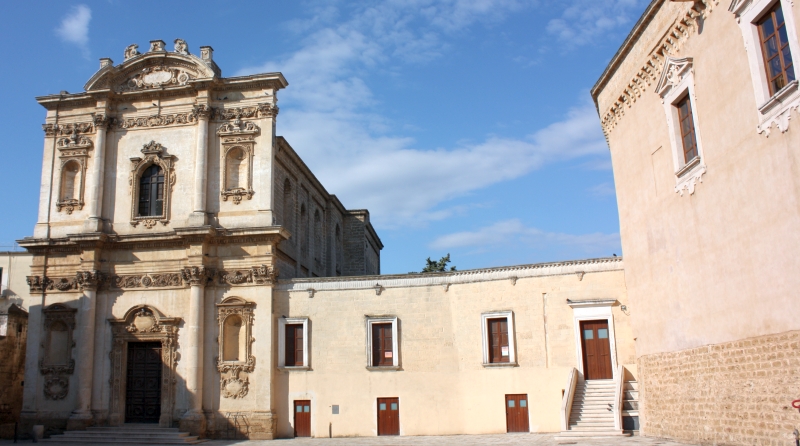 Mesagne. Piazza orsini del Balzo: a sx la Chiesa di Sant'Anna, a dx il castello