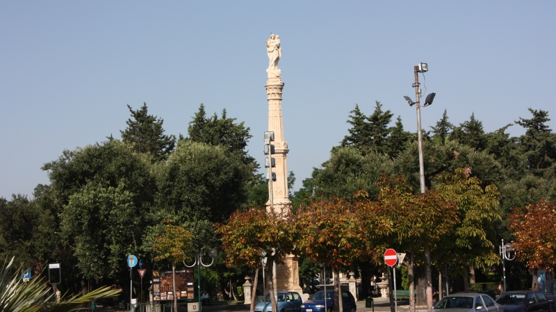 Mesagne. La villa comunale con la colonna della Madonna del Carmine