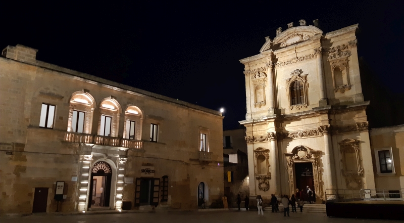 Mesagne. Chiesa di Sant'Anna in piazza Orsini del Balzo. A sx Palazzo Cavaliere, sede del Museo di Arte Sacra