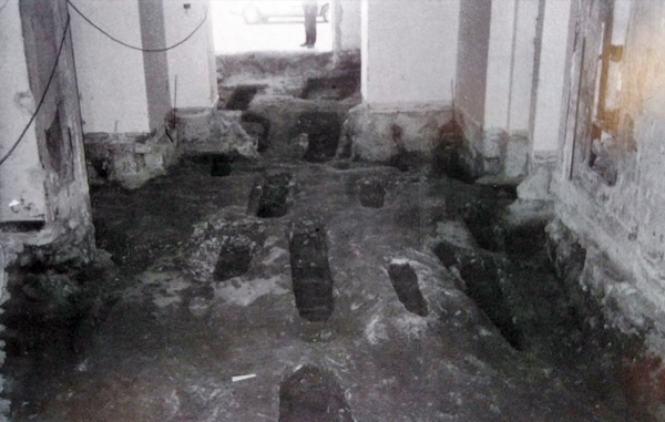 Ritrovamenti degli scavi condotti nel 1999 nell'area della navata centrale e nella sagrestia dell'attuale chiesa