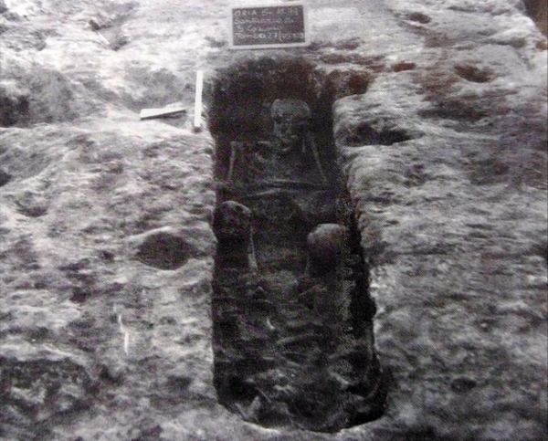 Ritrovamenti degli scavi condotti nel 1999 nell'area della navata centrale e nella sagrestia dell'attuale chiesa