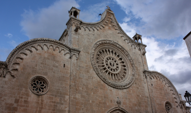 Ostuni. La Concattedrale. Dettaglio del rosone e della facciata