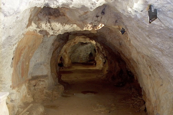 Ostuni. Chiesa Madonna della Nova. Grotta