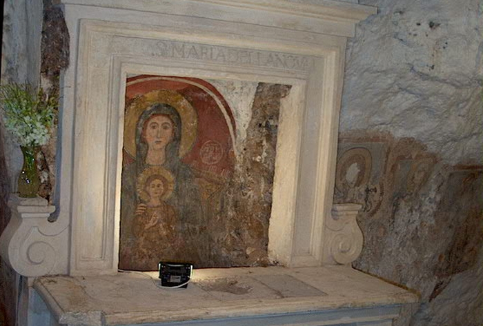 Ostuni. Chiesa Madonna della Nova. Altare con la <em>Nikopeia</em>