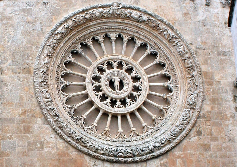 Ostuni. La Concattedrale. Dettaglio del rosone principale