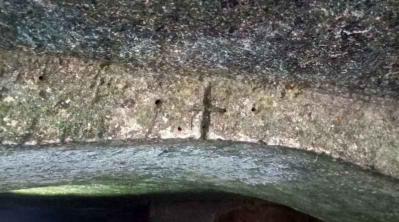 Cripta di San Giovanni. Interno, particolare di una croce incisa sull'arco