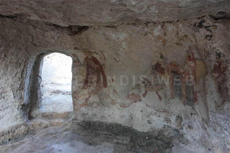 San Pancrazio Sal.no. Grotta dell'Angelo. A dx dell'ingresso la raffigurazione di S. Vito e a lato di altri santi