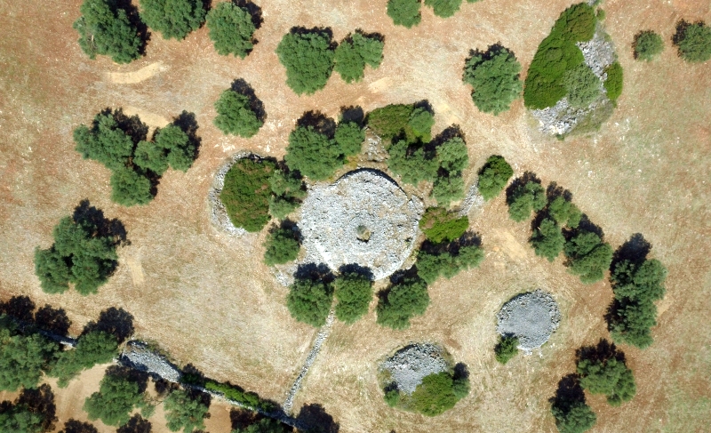 Vista dal drone di Specchia Castelluzzo, sito archeologico e megalitico nell'agro di Ceglie Messapica - da Wikipedia