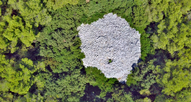 Vista dal drone di Specchia Facciasquata facente parte della cinta di specchie Ceglie Messapica - da Wikipedia
