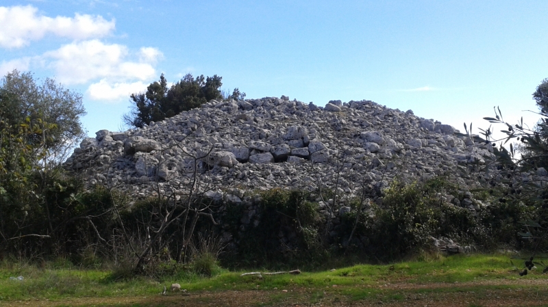 Specchia Puledri, megalite ubicato a confine tra gli agri di Ceglie Messapica, Francavilla Fontana e Villa Castelli, facente parte della cinta muraria della antica città messapica - da Wikipedia
