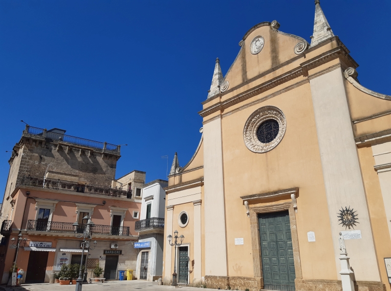 San Pietro V.co. La Chiesa Matrice e sx la Torre Quadrata