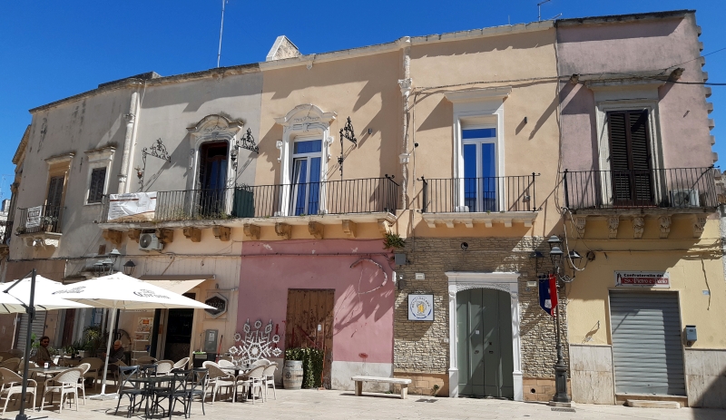 San Pietro V.co. Edifici sulla piazzetta del centro