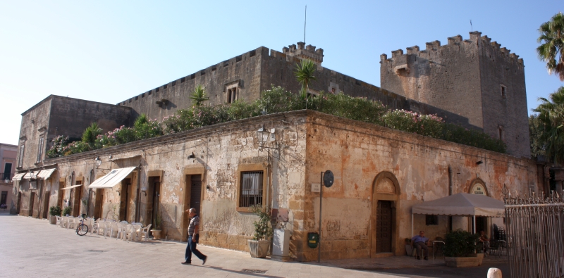 San Vito dei Normanni. Piazza e Castello Dentice di Frasso