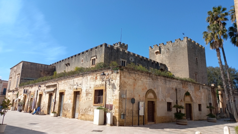 San Vito dei Normanni. Piazza Leonardo Leo e Castello Dentice di Frasso