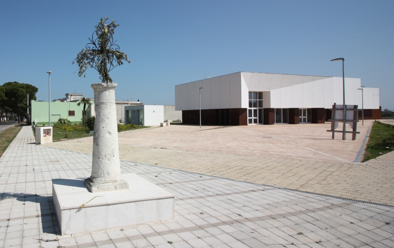 Tuturano. La colonna dell'Osanna e a dx la Casa di Quartiere Gala House