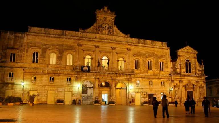 Ostuni. Chiesa di San Francesco affianco al Palazzo di Città