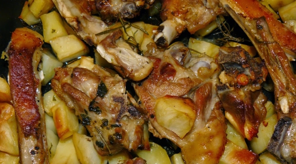 Agnello al forno con le patate - ph. cucinasuditalia.blogspot.com