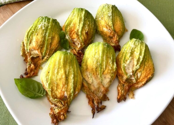 Fiori di zucchina ripieni - ph. midivertoacucinare.it