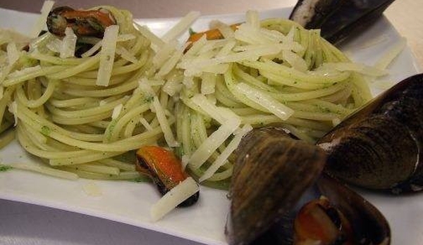 Linguine con cozze e crema di cicorie selvatiche