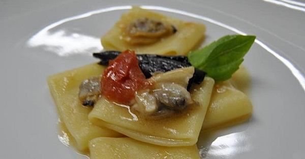 Mezzemaniche con cozze, noci, melanzane e basilico