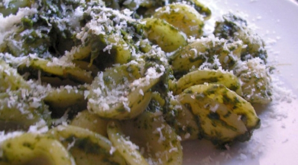 Orecchiette al pesto di cicoria - ph. cookaround.com