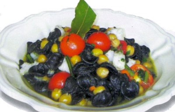 Orecchiette al nero di seppia con ceci e baccalà