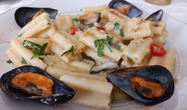  Paccheri con cozze, crema di fagioli e mollica croccante