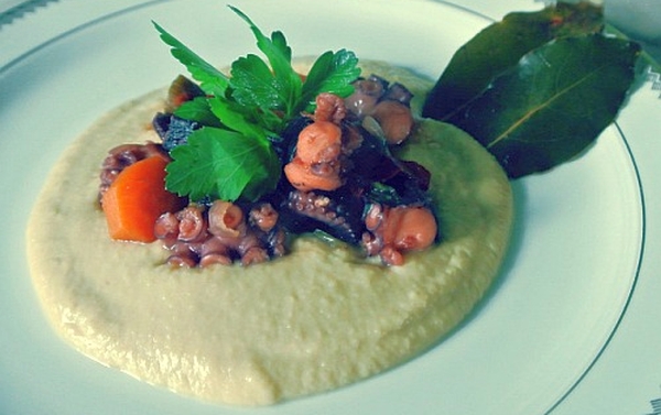 Polpo alla pignata su passatina di ceci