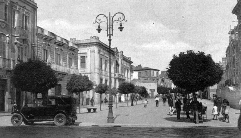 Autovettura parcheggiata a piazza della Vittoria (1928)