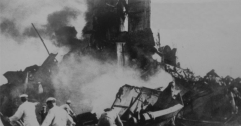 Marinai del cacciatorpediniere francese Boree salgono a bordo della Benedetto Brin per portare soccorso