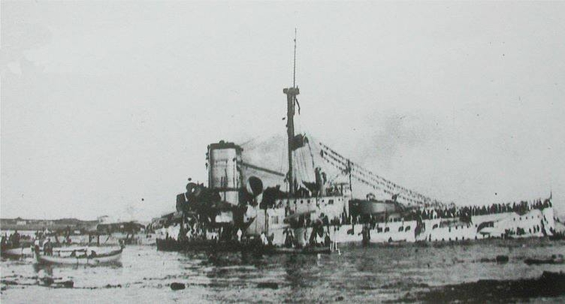 Un sommergibile e i pontoni davanti al relitto della Benedetto Brin durante le fasi di recupero dei cannoni