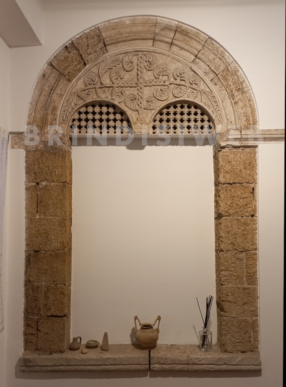 Bifora lunettata in una abitazione privata di via Marco Pacuvio - ph. G. Membola 2024(C)