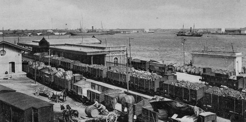 Botti in attesa dell'imbarco sui velieri sul lungomare di Brindisi