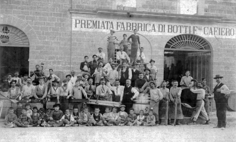 Il gruppo di lavoratori della Premiata Fabbrica di Botti Fratelli Cafiero