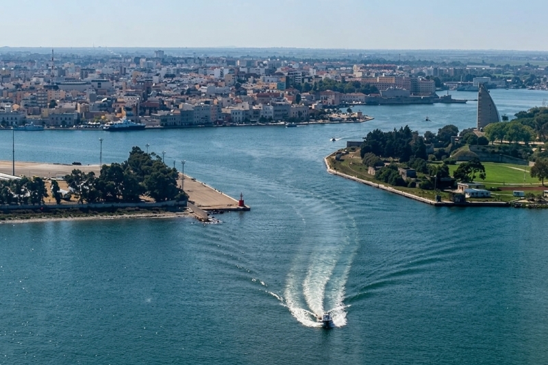 Brindisi, il canale di ingresso al porto interno, detto Canale Pigonati