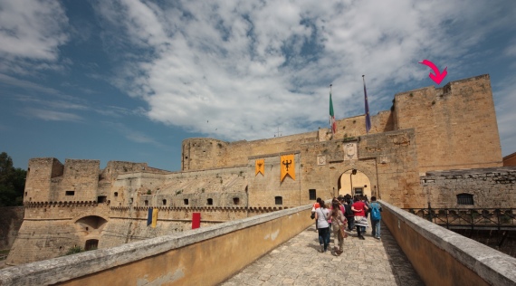 Il Castello Svevo di Brindisi. La freccia indica la "torretta della ferrata"