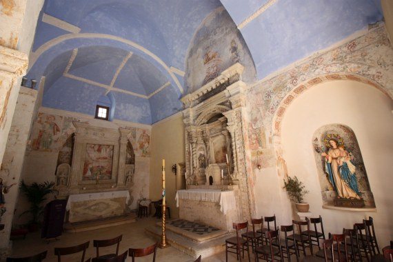 Tuturano (Brindisi), interno della chiesetta della Madonna del Giardino