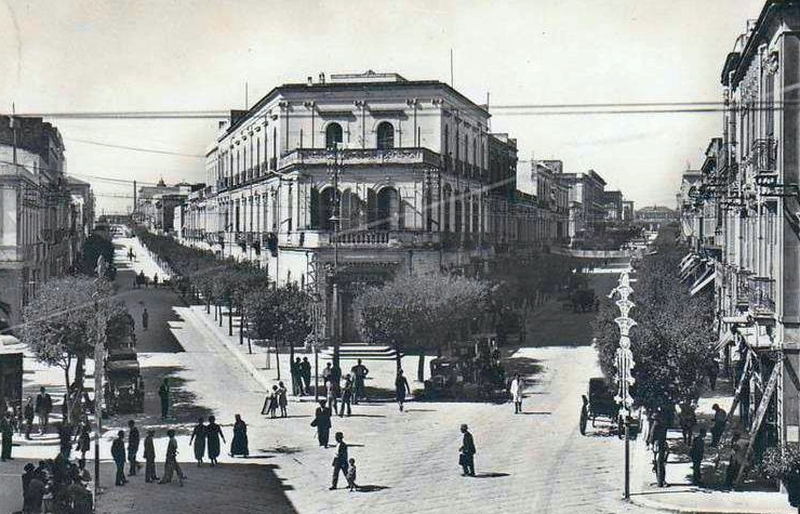 Brindisi, Corso Garibaldi e Corso Umberto con le prime automobili