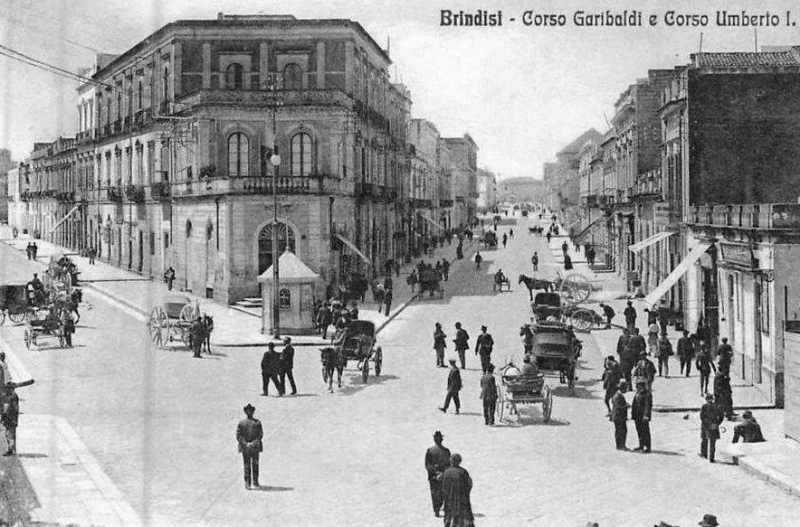 Brindisi, Corso Garibaldi e Corso Umberto con le carrozze