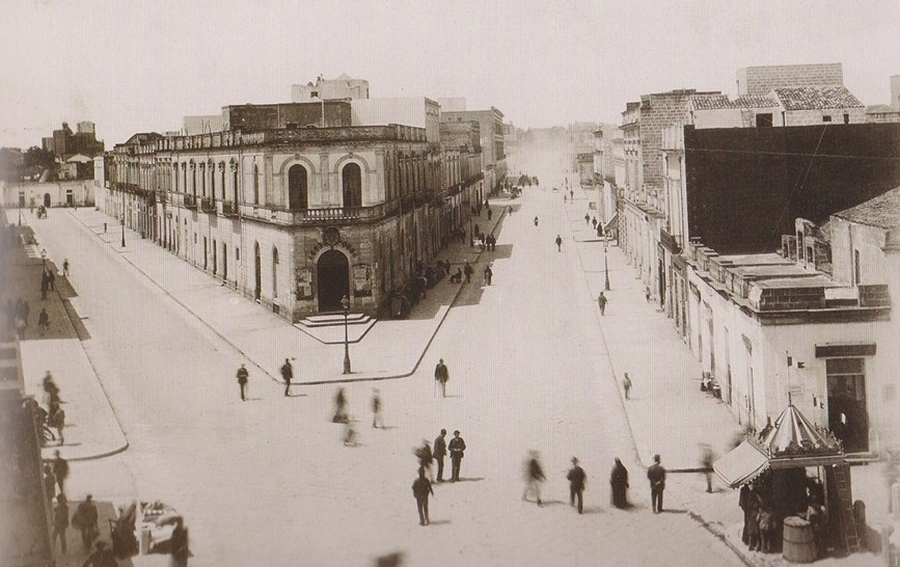 I corsi di Brindisi con i primi lampioni dell'illuminazione pubblica nel 1895