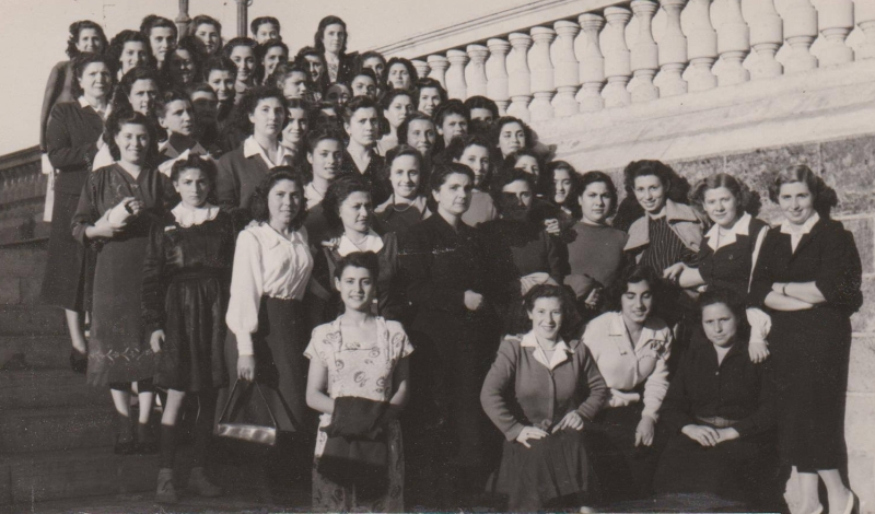 Alcune partecipanti al corso di taglio e cucito negli anni 50 (Archivio Giancarlo Cafiero)