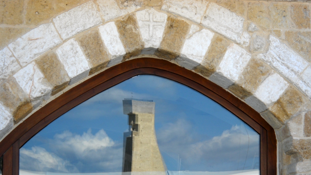 Brindisi Casa del Turista. La croce potenziata nella chiave di volta dell'arco a sesto acuto