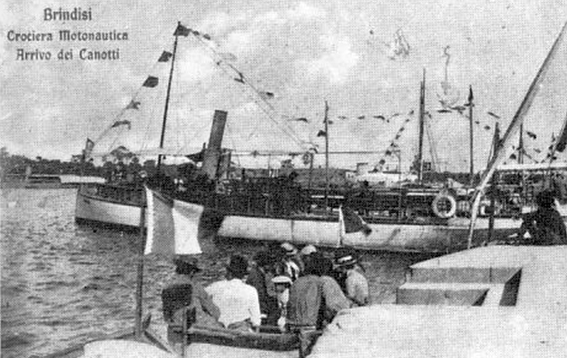 Le imbarcazioni partecipanti alla Crociera Motonautica ormeggiate nel porto di Brindisi (16 luglio 1911 - arch. G. Membola)